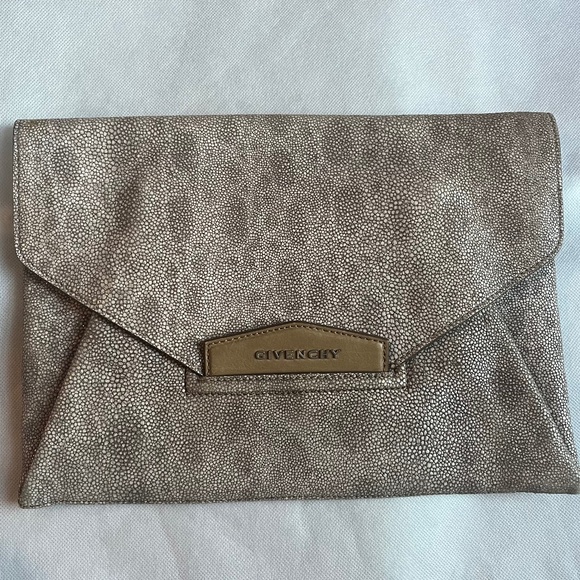 Givenchy RARE Antigona Leather Envelope Pebbled Beige Tan Clutch Handbag Logo - Picture 1 of 12